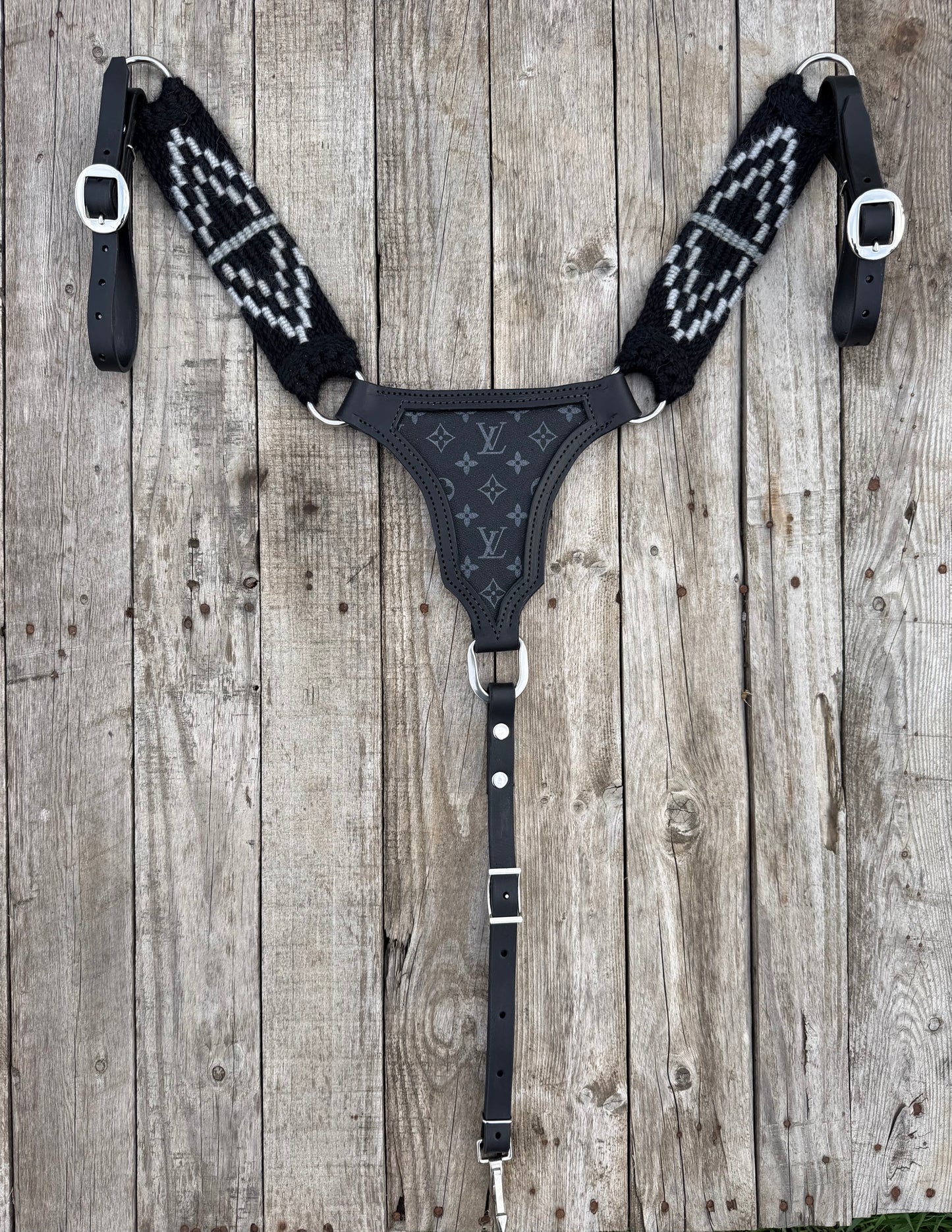 Blackout Breastcollar